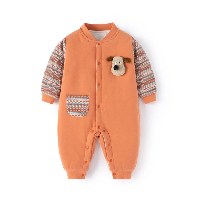 Detalle del tejido de algodón y estampado a rayas del mono infantil