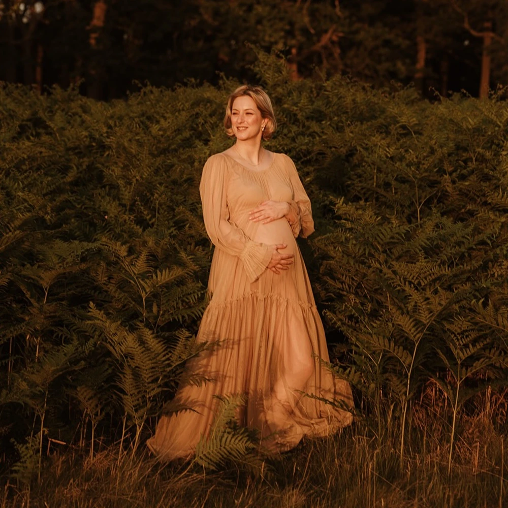 Vestido de maternidad elegante para sesión fotográfica en estudio