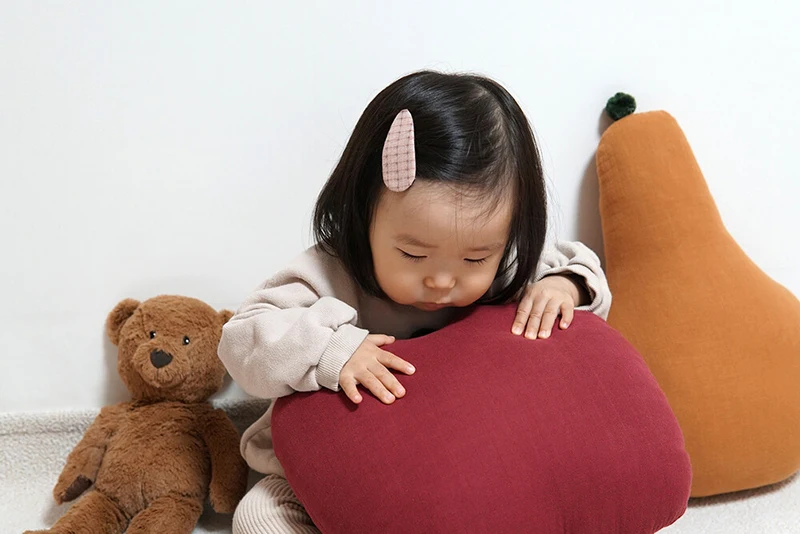 Almohada de gasa forma pico verde para bebé