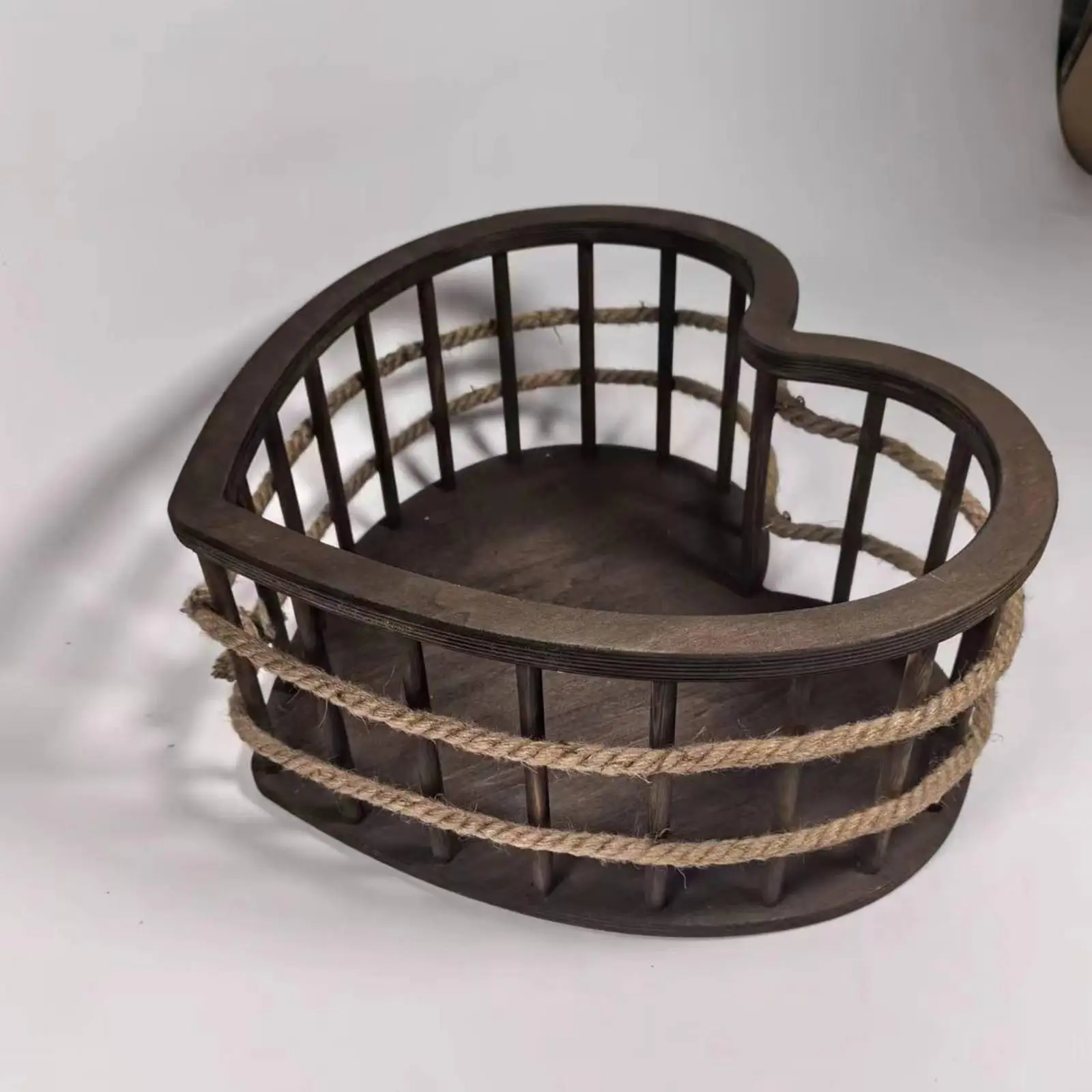 Cesta decorativa en habitación infantil