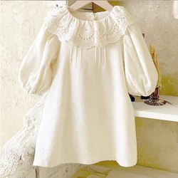 Vestido informal para niña con cuello de encaje y volantes