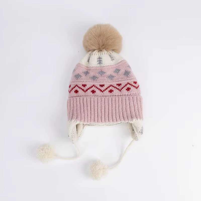 Gorro puesto en niño jugando en la nieve
