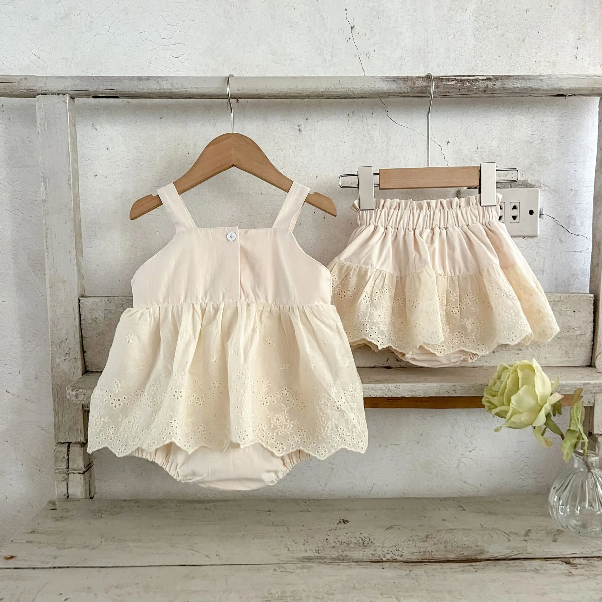 Mono coreano de manga corta para niña pequeña en color blanco con detalle de volante