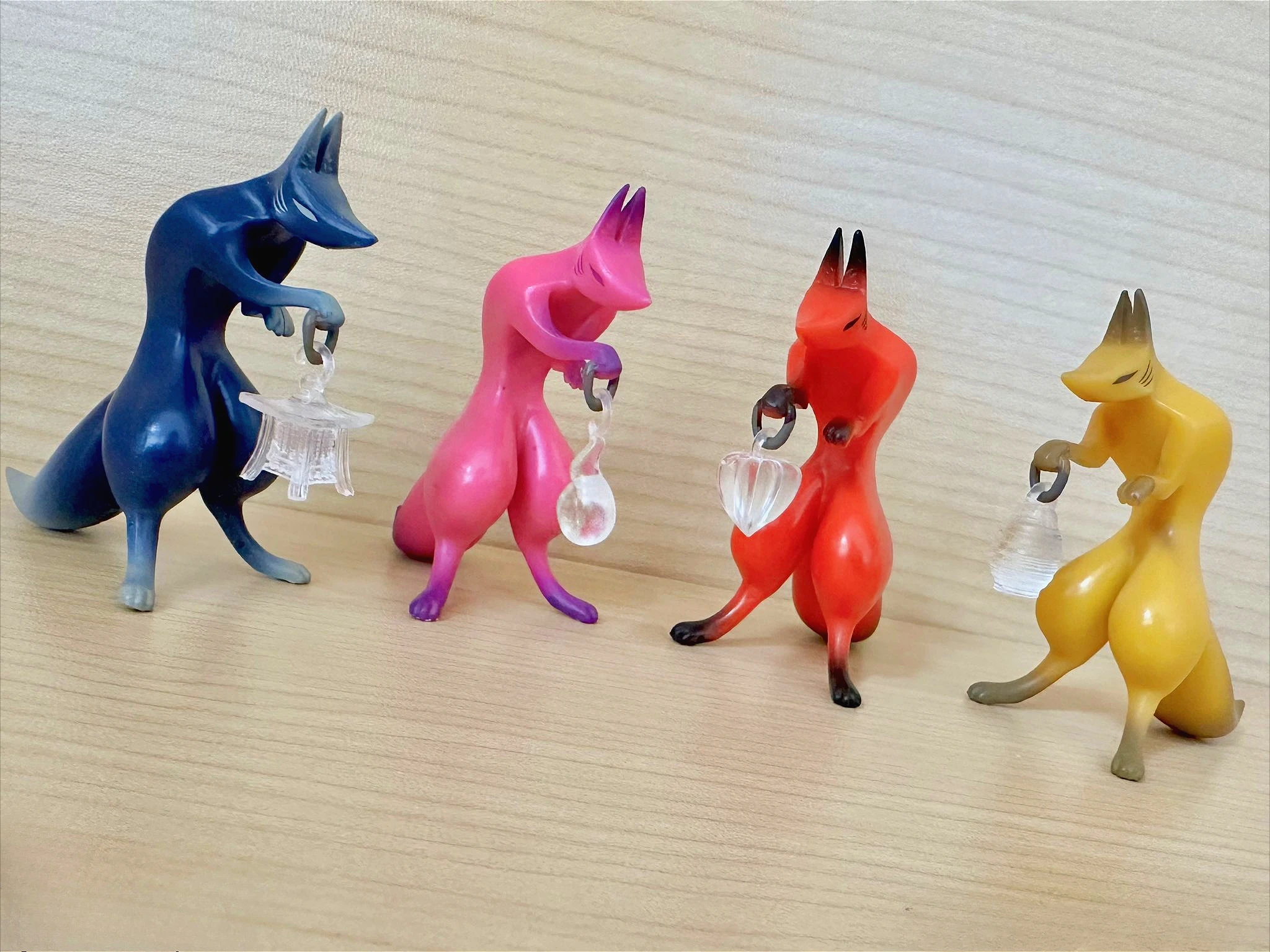 Detalle de figura kawaii zorro con linterna