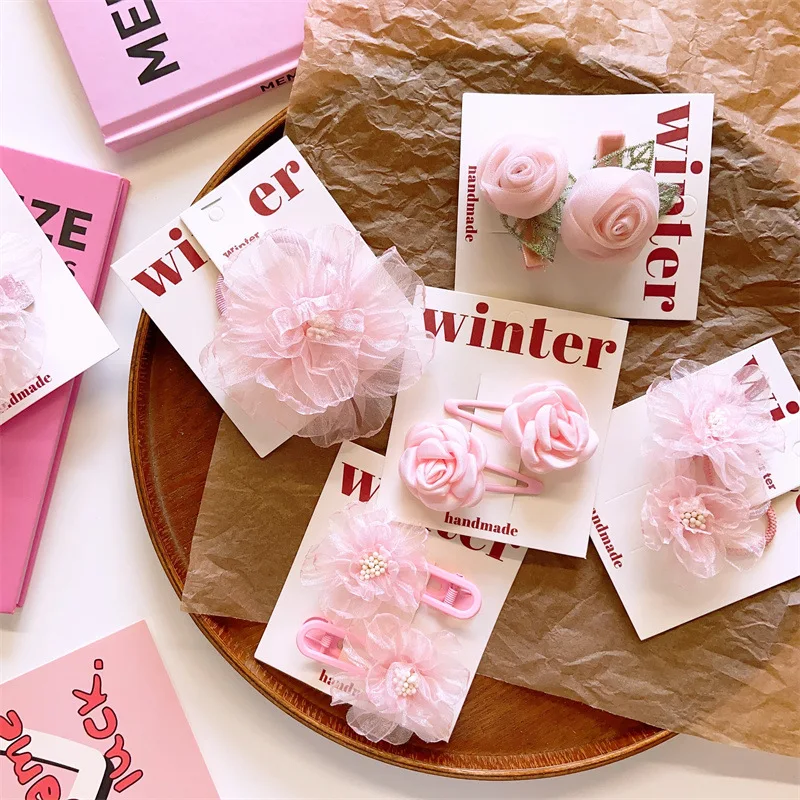 Pinzas de tela con diseño kawaii y flores rosas