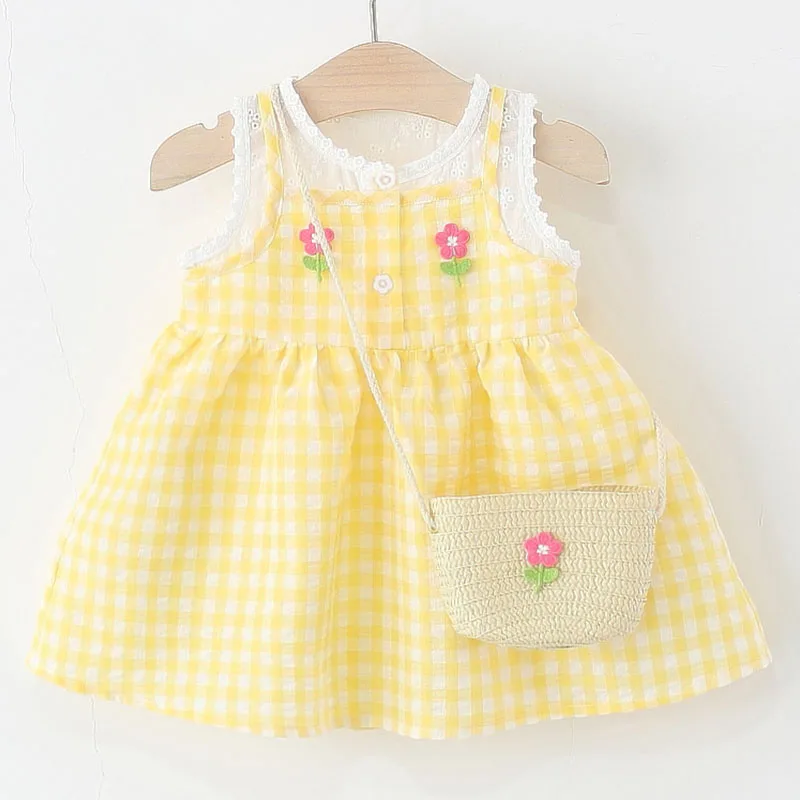 Vestido de verano princesa amarillo con estampado floral y bolsa
