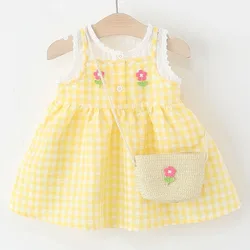 Vestido de verano princesa amarillo con estampado floral y bolsa