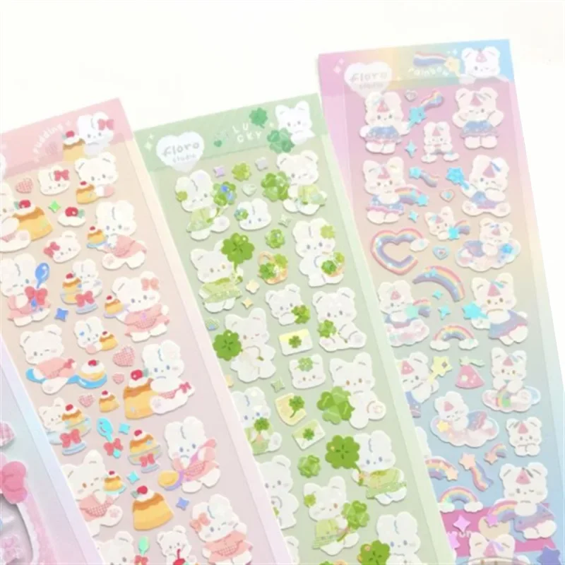 Sticker kawaii de conejito plateado brillante sobre fondo blanco