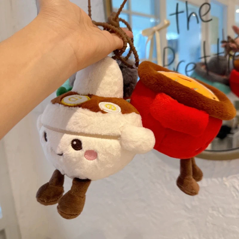 Detalle del peluche con estilo de caldo y seta
