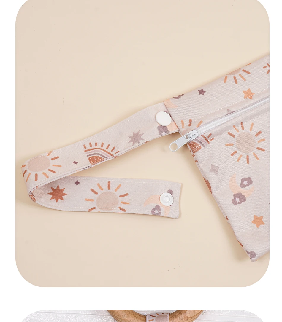 HappyFlute-Mini doblada junto a llaves y tarjeta mostrando su tamaño compacto