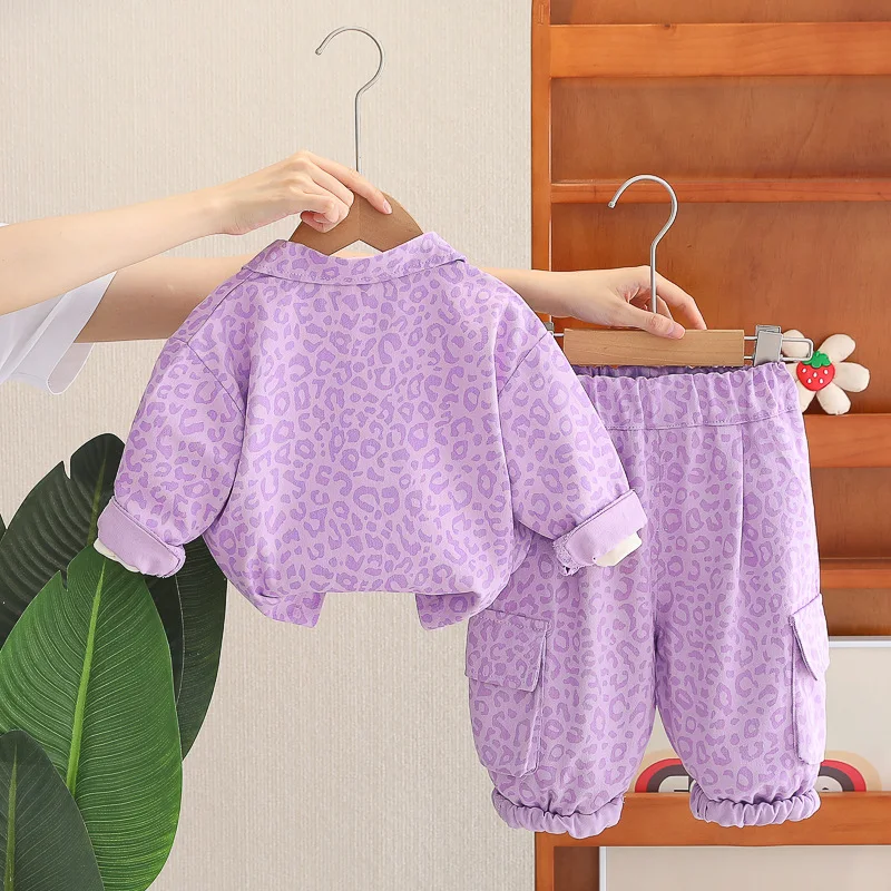 Conjunto infantil primavera-otoño con chándal y chaqueta