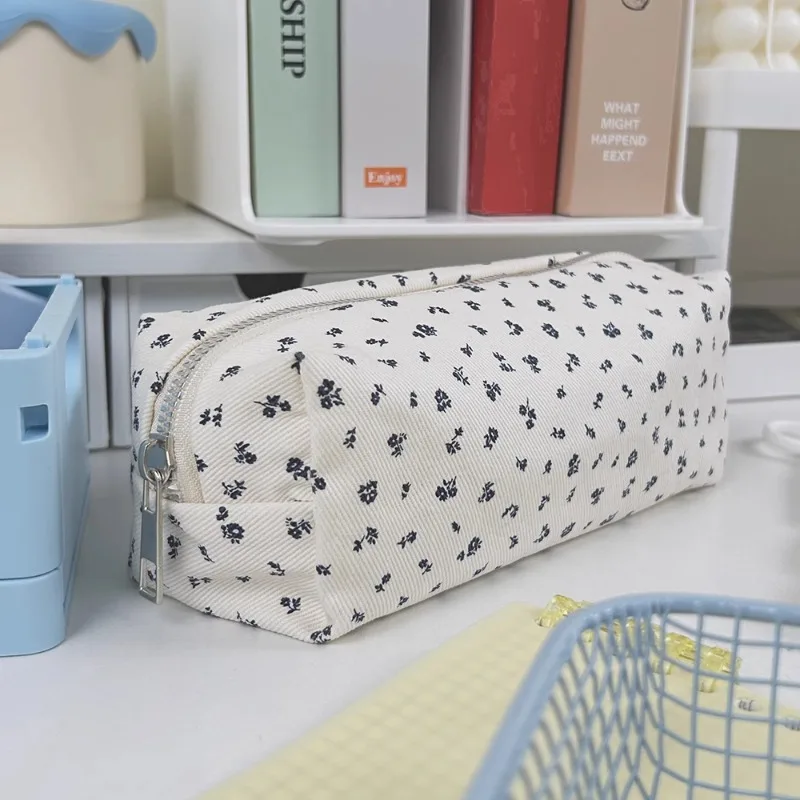 Detalle del estampado floral Kawaii