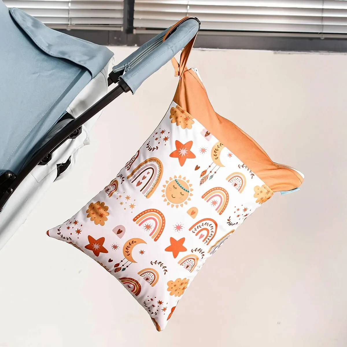 Bolsa de neopreno para pañales de bebé mostrando su estampado frontal