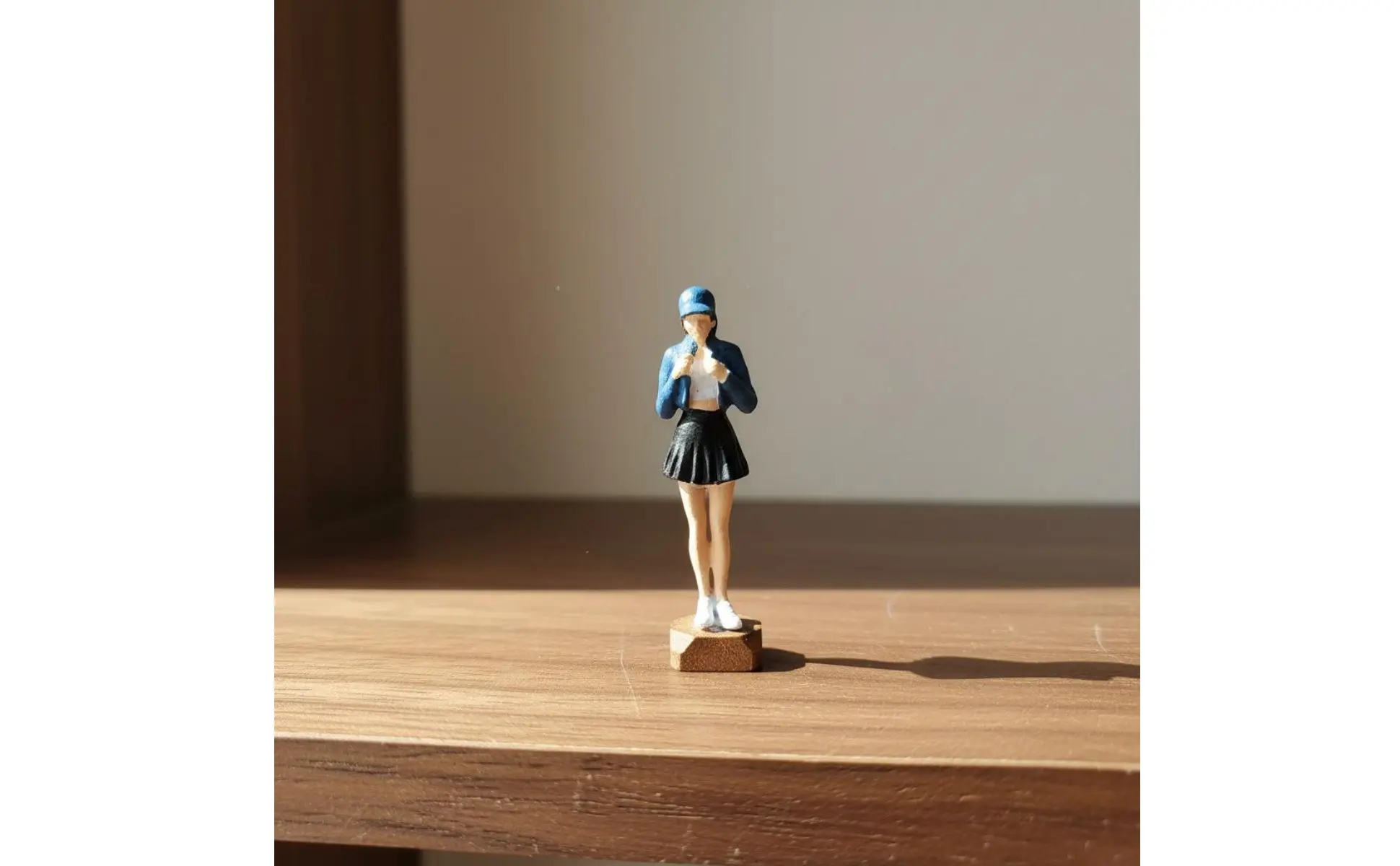 Mini muñeca/estatua en miniatura para dioramas y decoración
