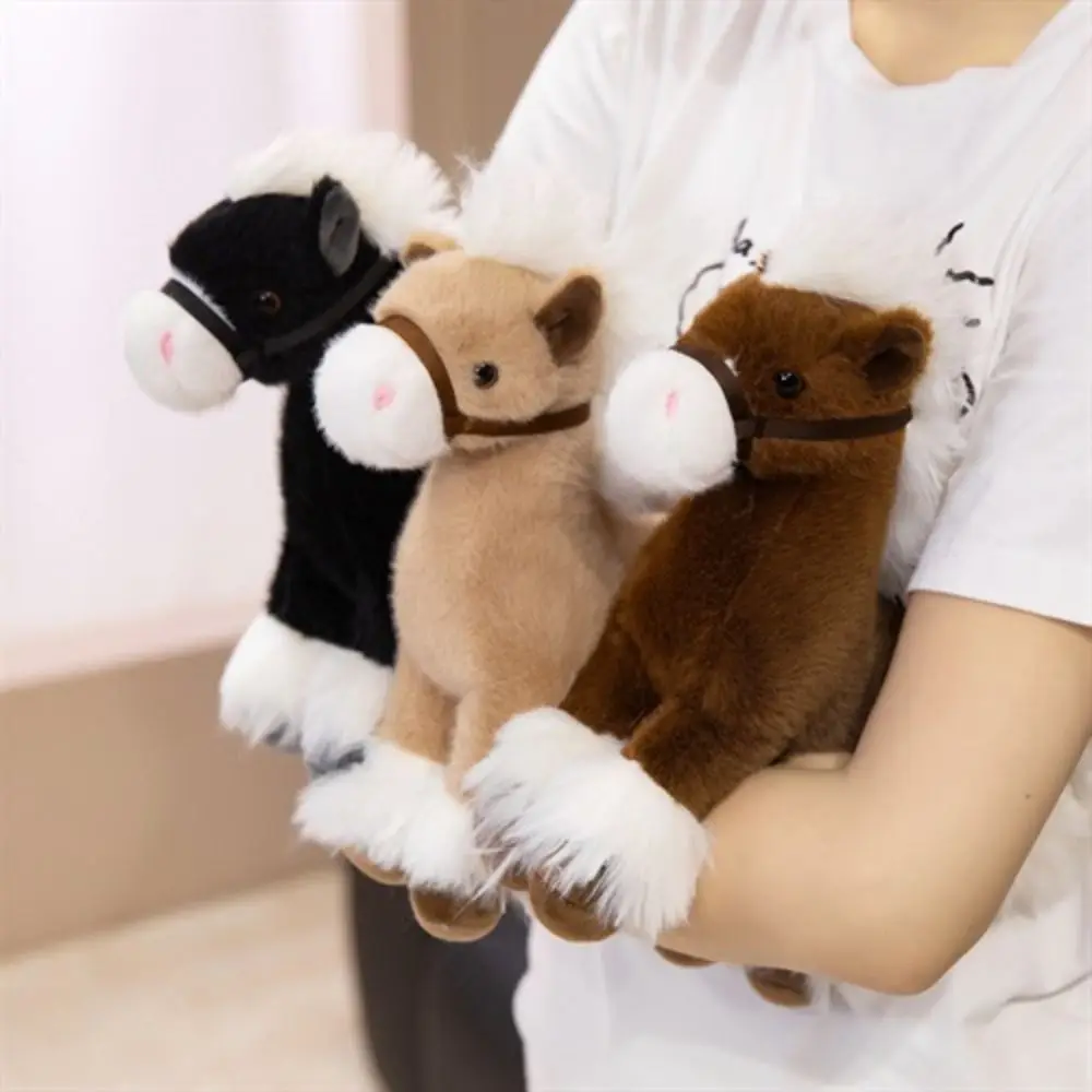 El peluche en un entorno de juego infantil