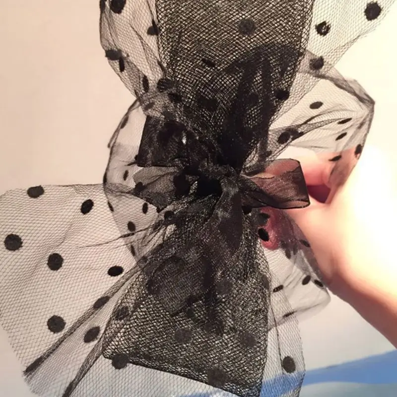 Detalle de la diadema con acabado fruncido