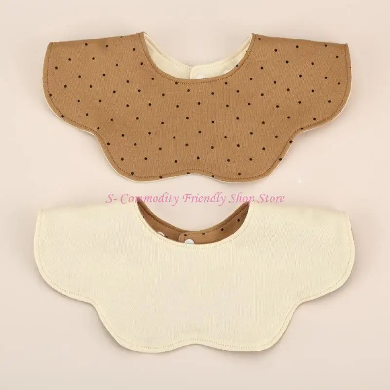 Babero reversible mostrando ambos diseños