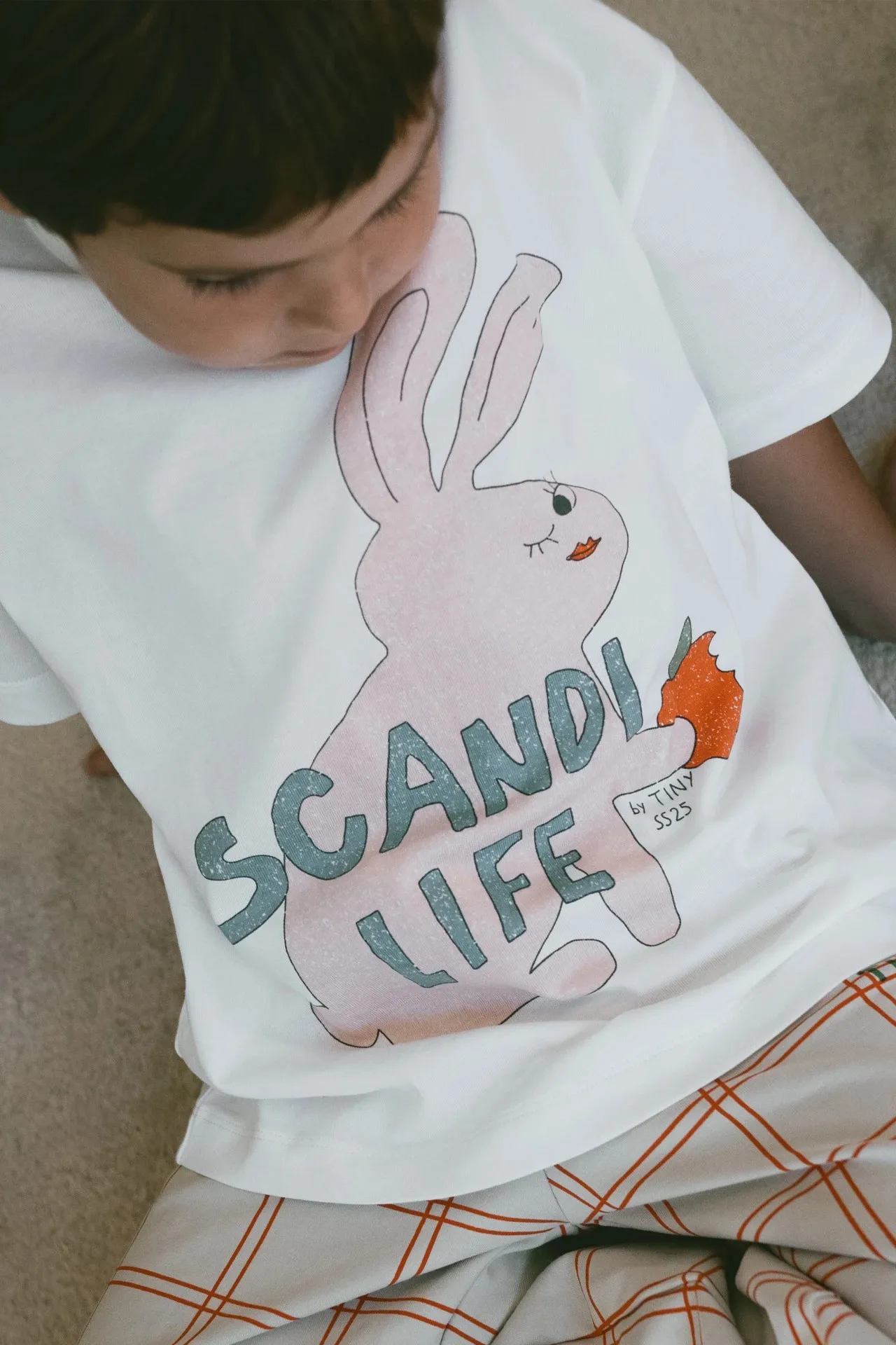 Niña posando con el conjunto completo de camiseta y short