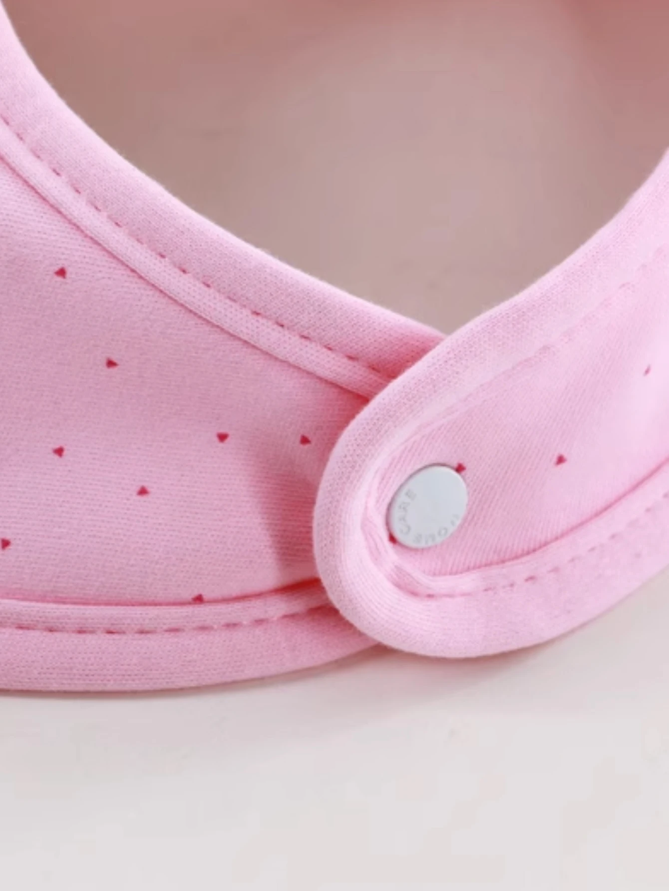 Bufanda de saliva para bebé con diseño de corazones