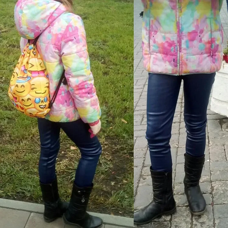 Niña posando con los pantalones pitillo