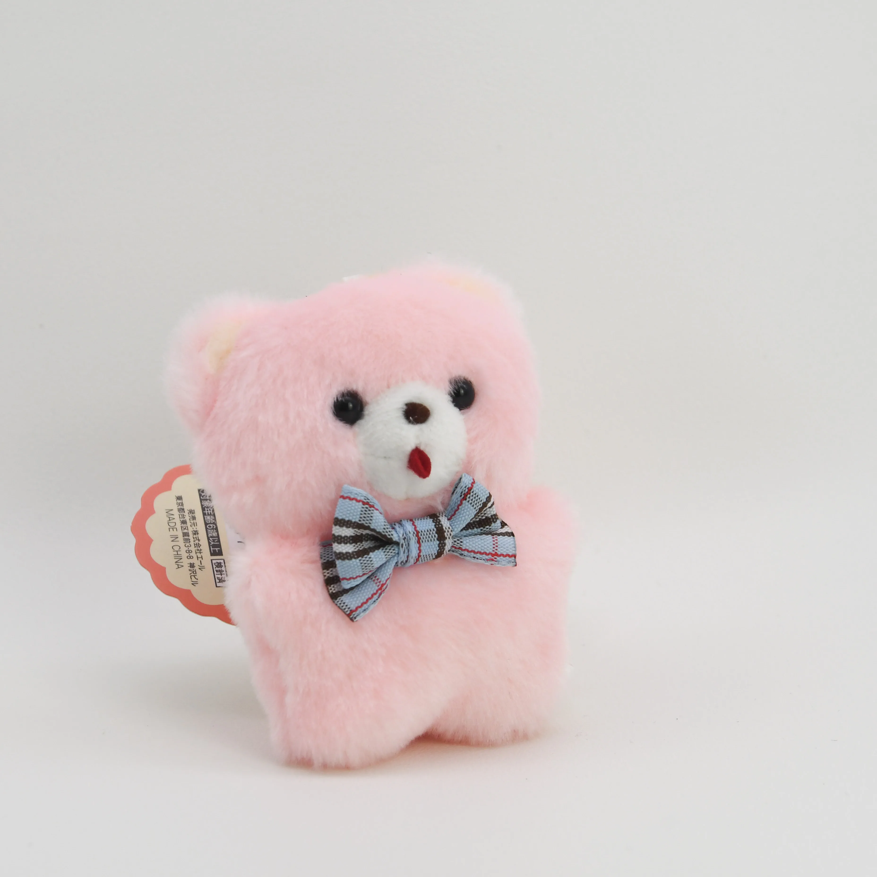 Yell World Peluche de oso nostálgico colgante con pajarita y cintas - imagen 5