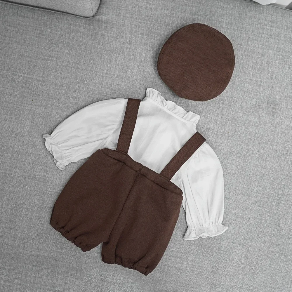 Look formal del bebé con gorra y tirantes