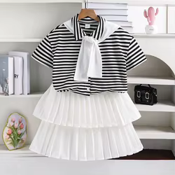 Conjunto de niña de verano con top a rayas y falda escalonada