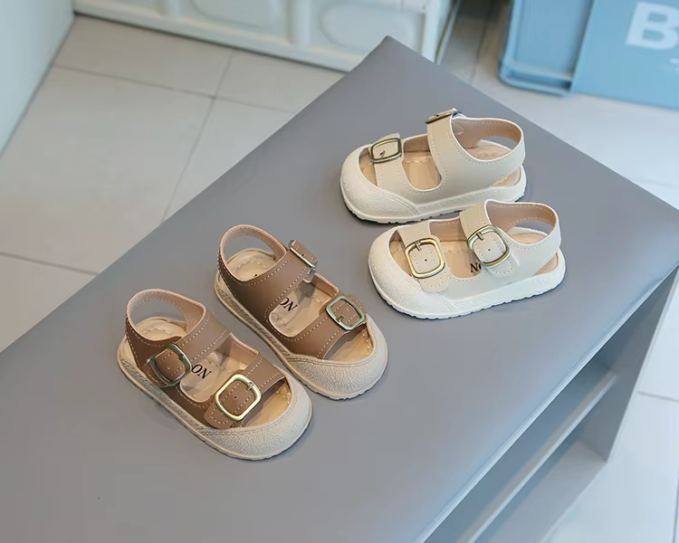 Sandalias transpirables para niños en uso al aire libre