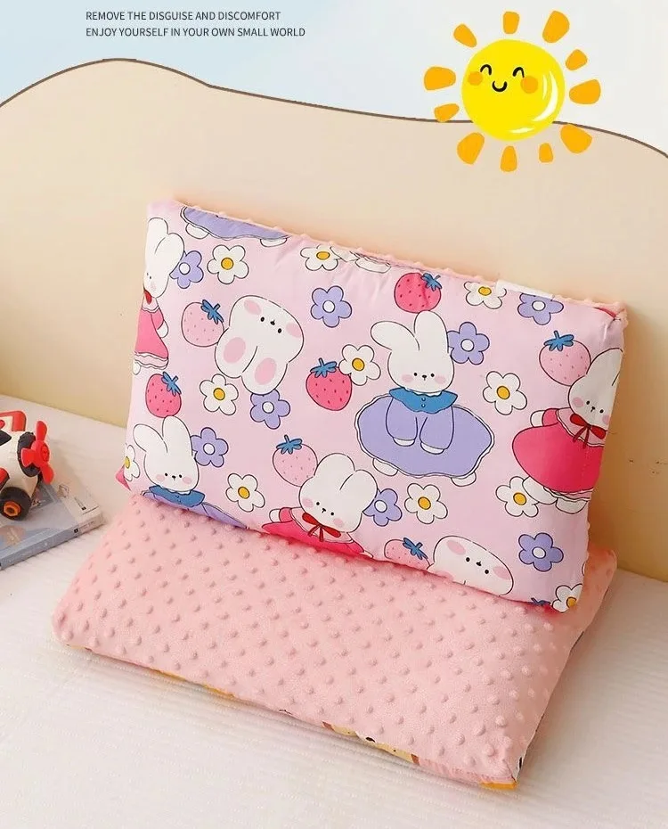 Vista frontal de la almohada con motivo infantil