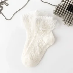 Calcetines altos con encaje y volantes para niñas