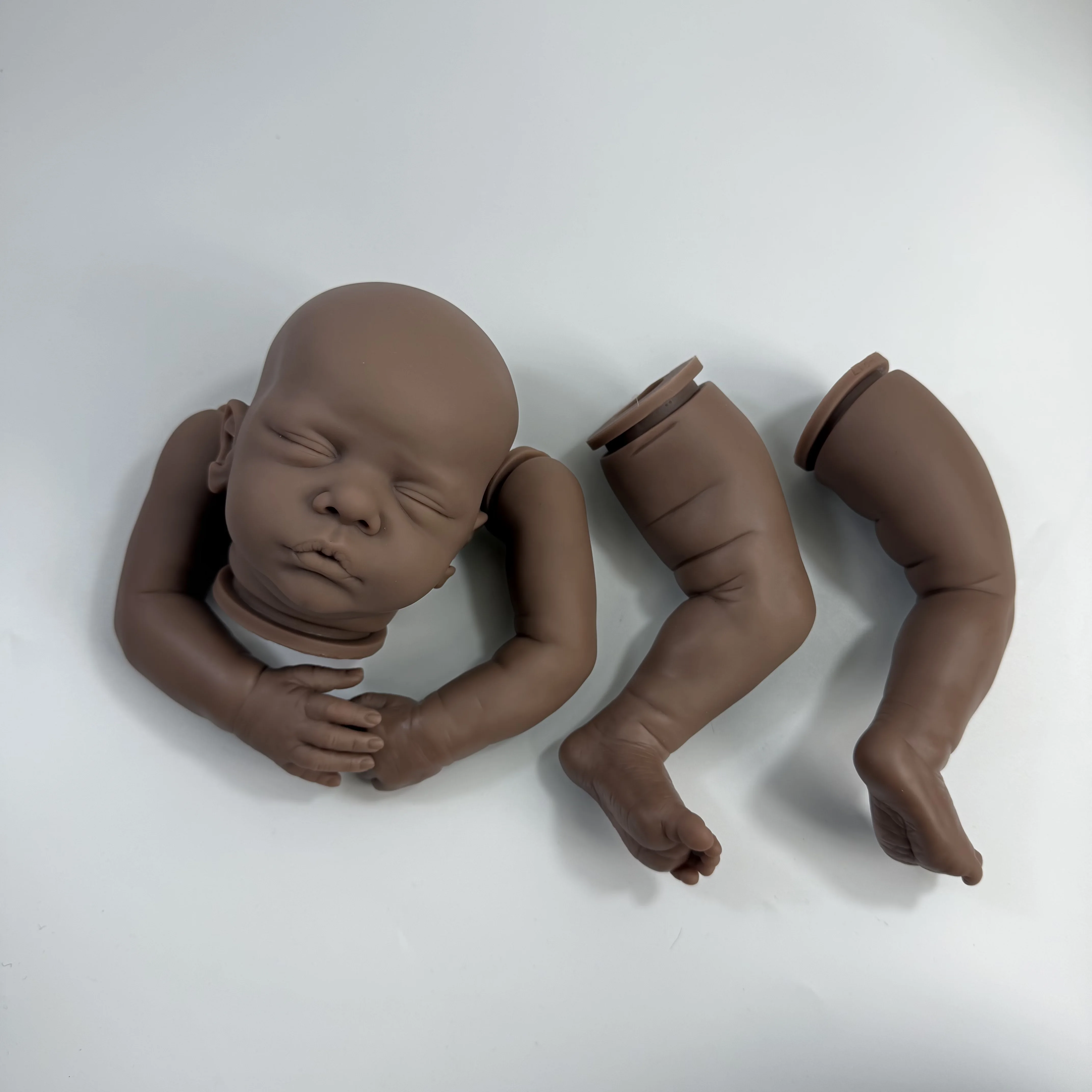 Muñeca reborn de vinilo Romy de piel oscura con kit de piezas - imagen 3
