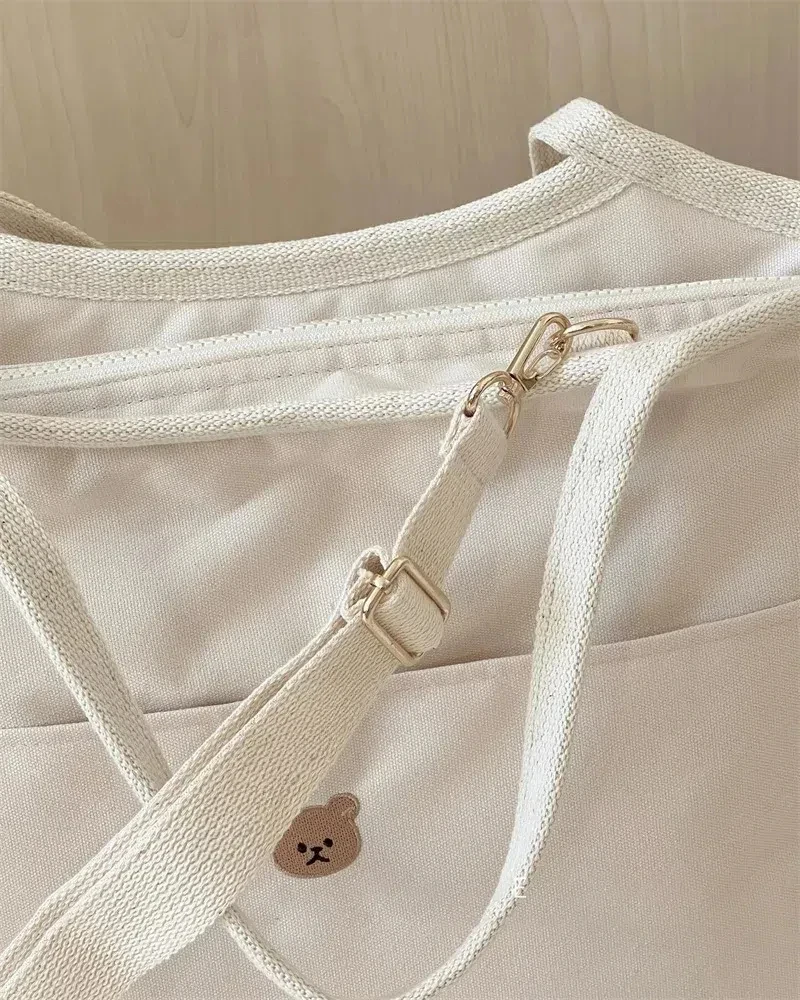 Bolso lona ligero visto de detalle