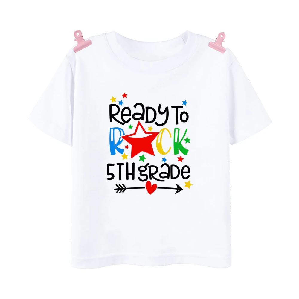 Camiseta Ready To Rock en uso cotidiano infantil