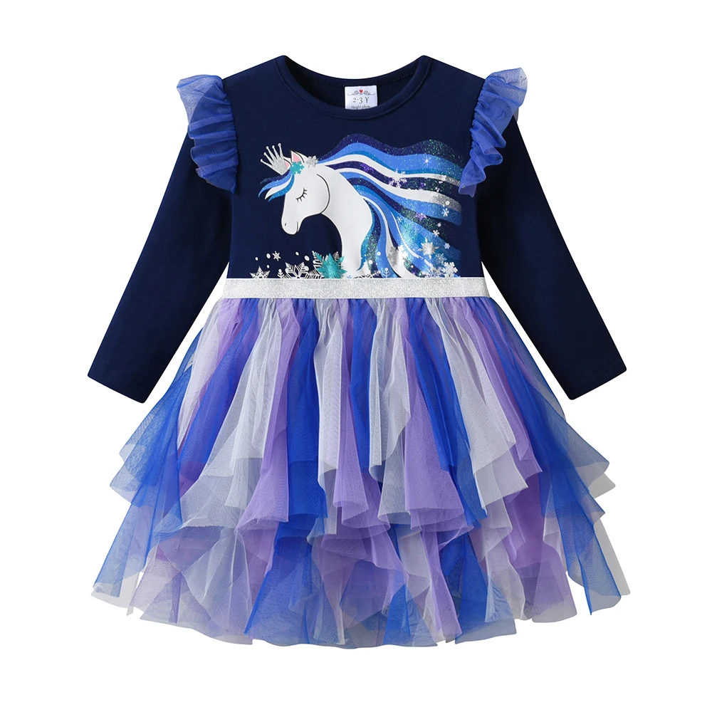 Niña vistiendo el vestido en entorno escolar