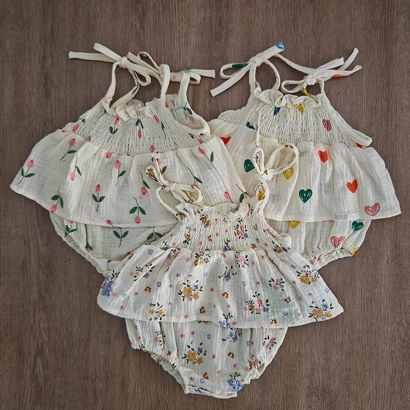 Mono para bebé con estampado floral y gorro, tirantes - imagen 2