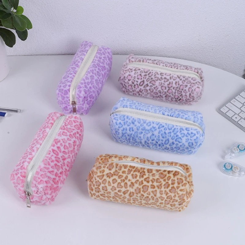 Estuche para lápices de felpa suave con estampado leopardo - imagen 5