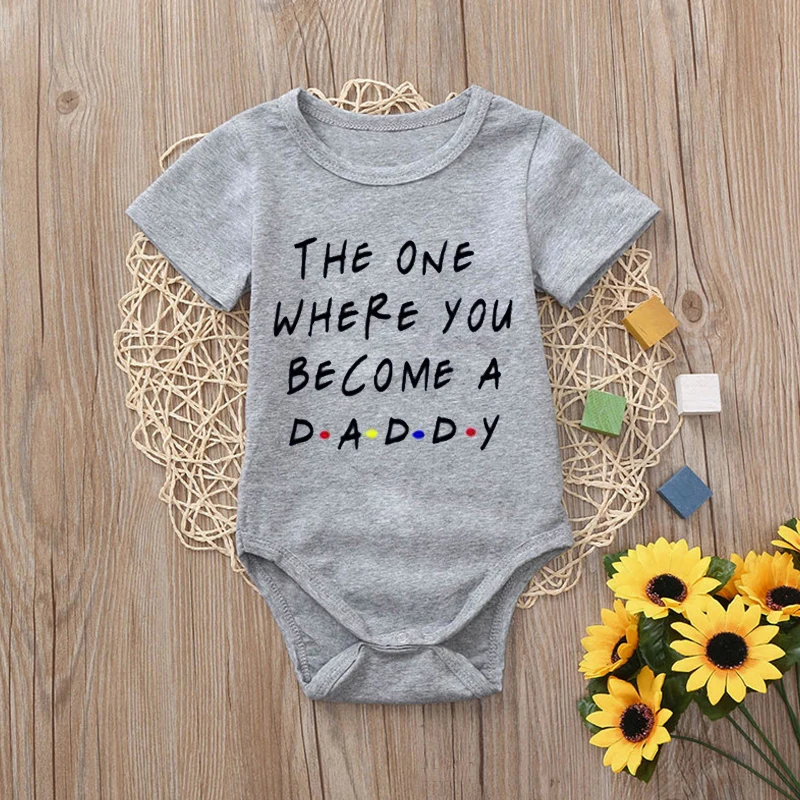 Mono para bebé gris con estampado de letras en verano