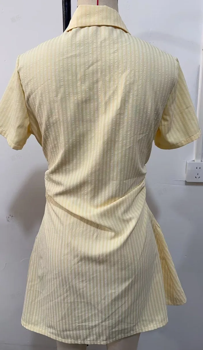 Diseño plisado en la falda