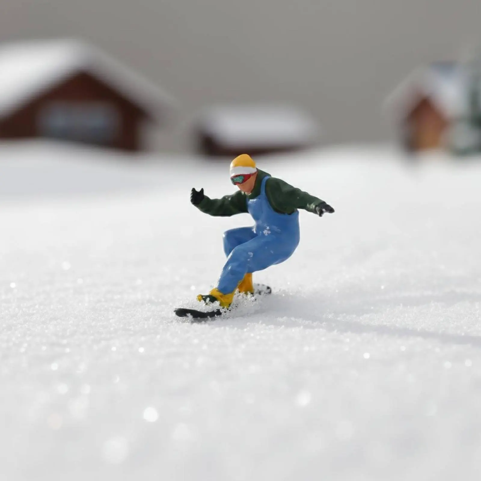 Figura de esquiador en miniatura coleccionable con pose de acción
