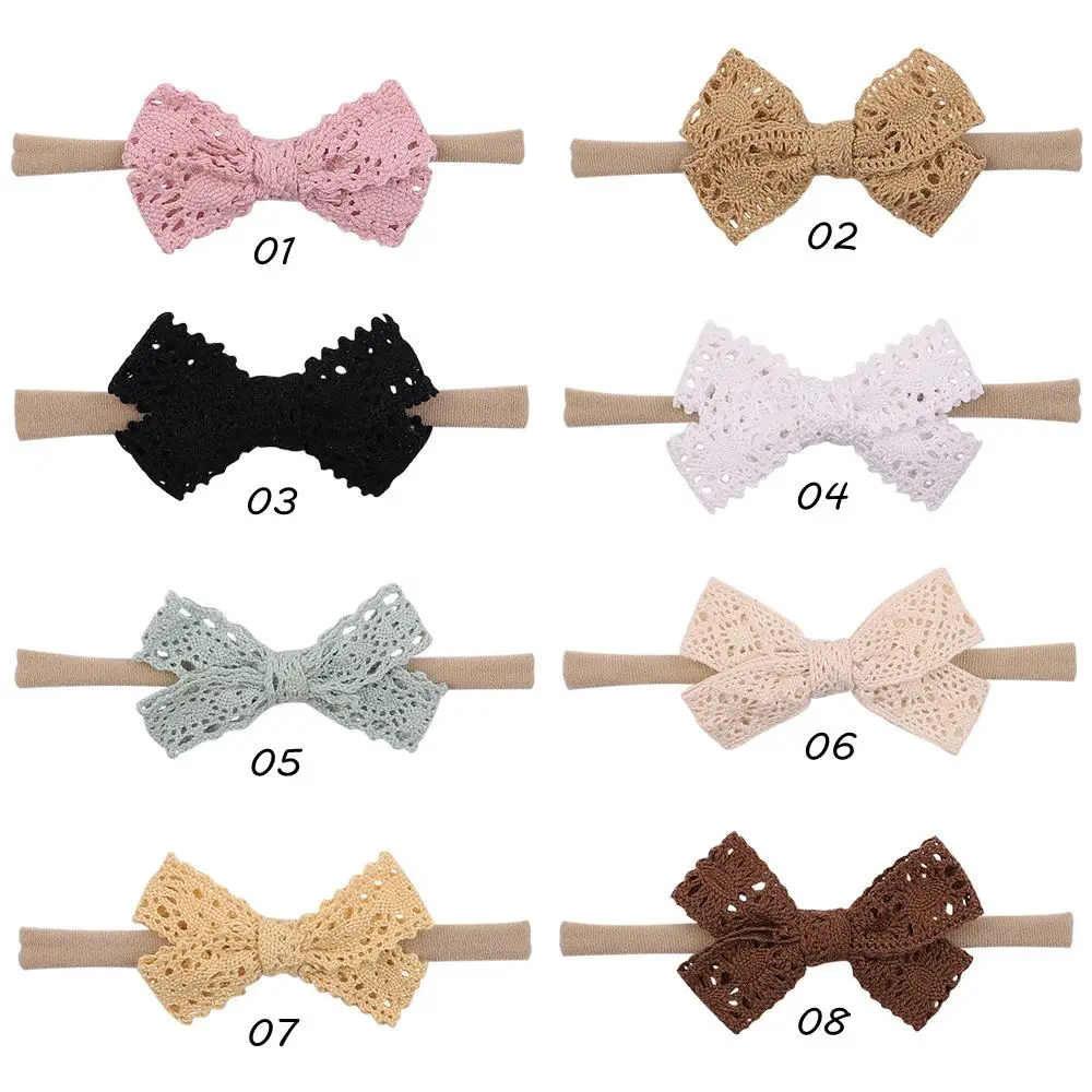 Conjunto de diademas en varios colores sobre superficie de madera
