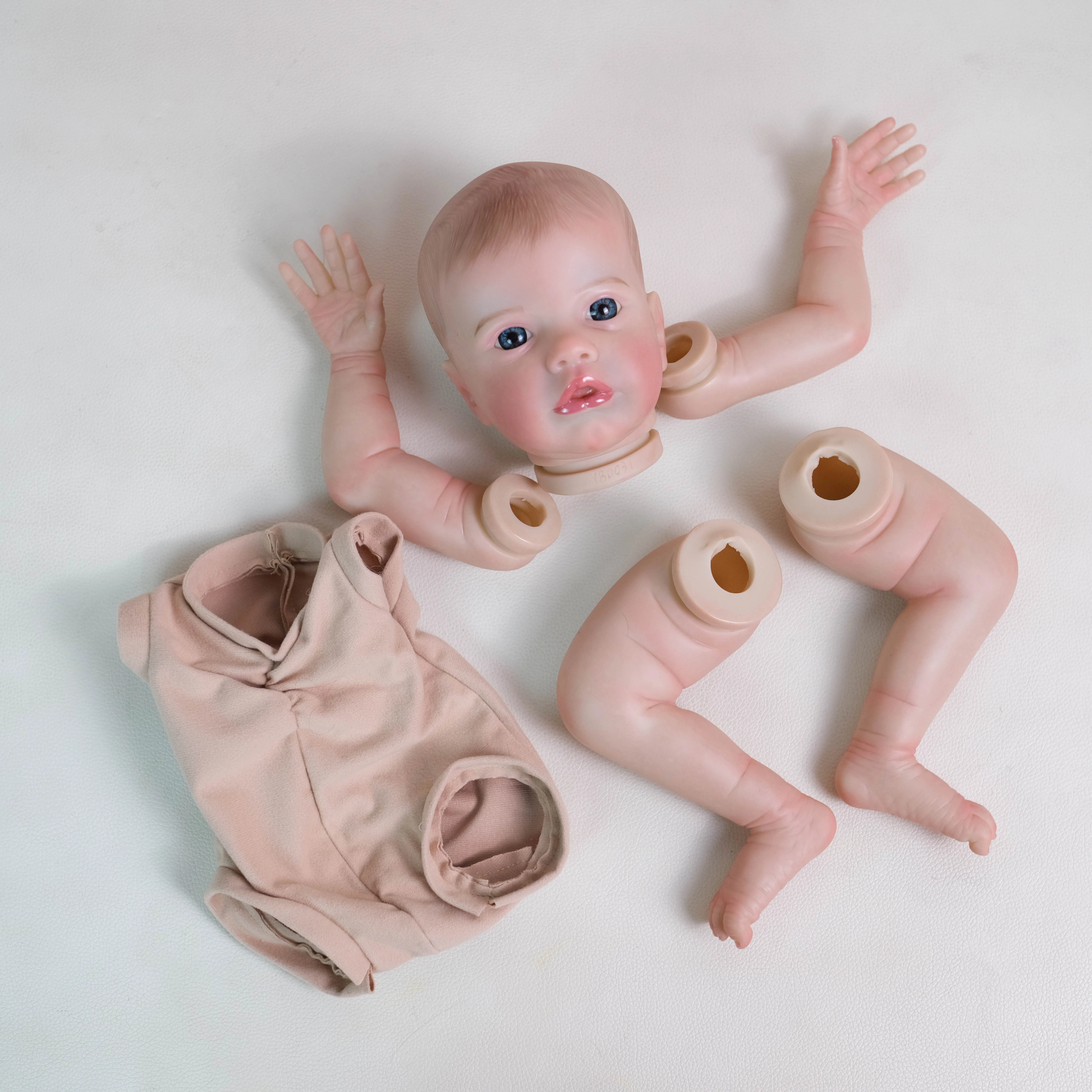 Cuerpo de tela incluido para completar la muñeca