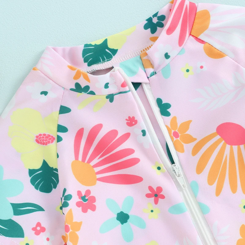 Modelo infantil con el traje de baño floral