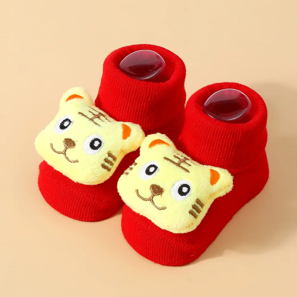 Bebé usando los calcetines rojos