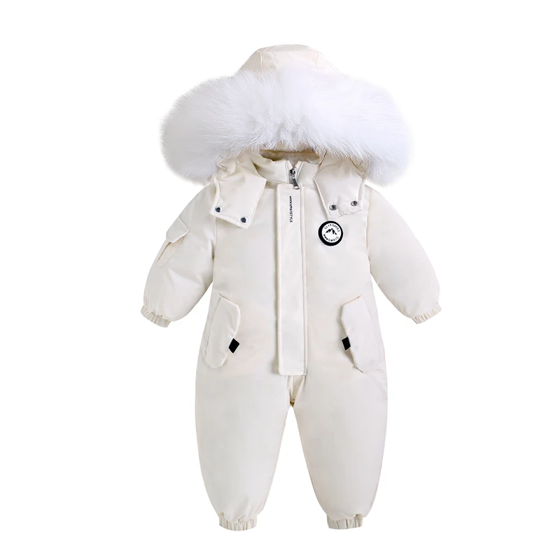 Mono de nieve niño en nieve