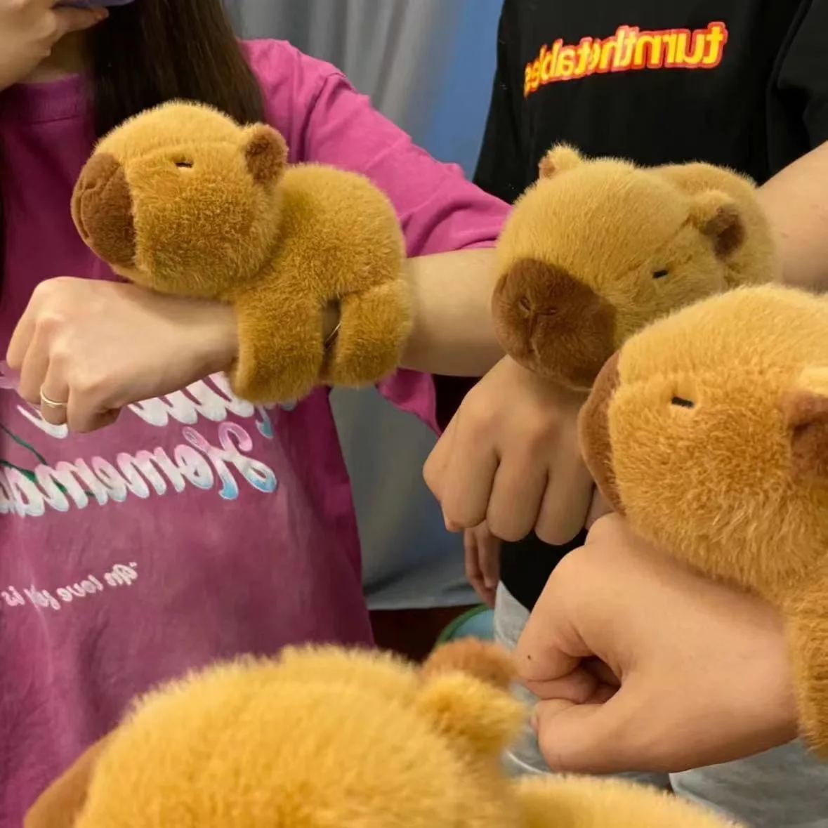 Pulsera infantil de felpa con capibara y cierre a presión - imagen 5
