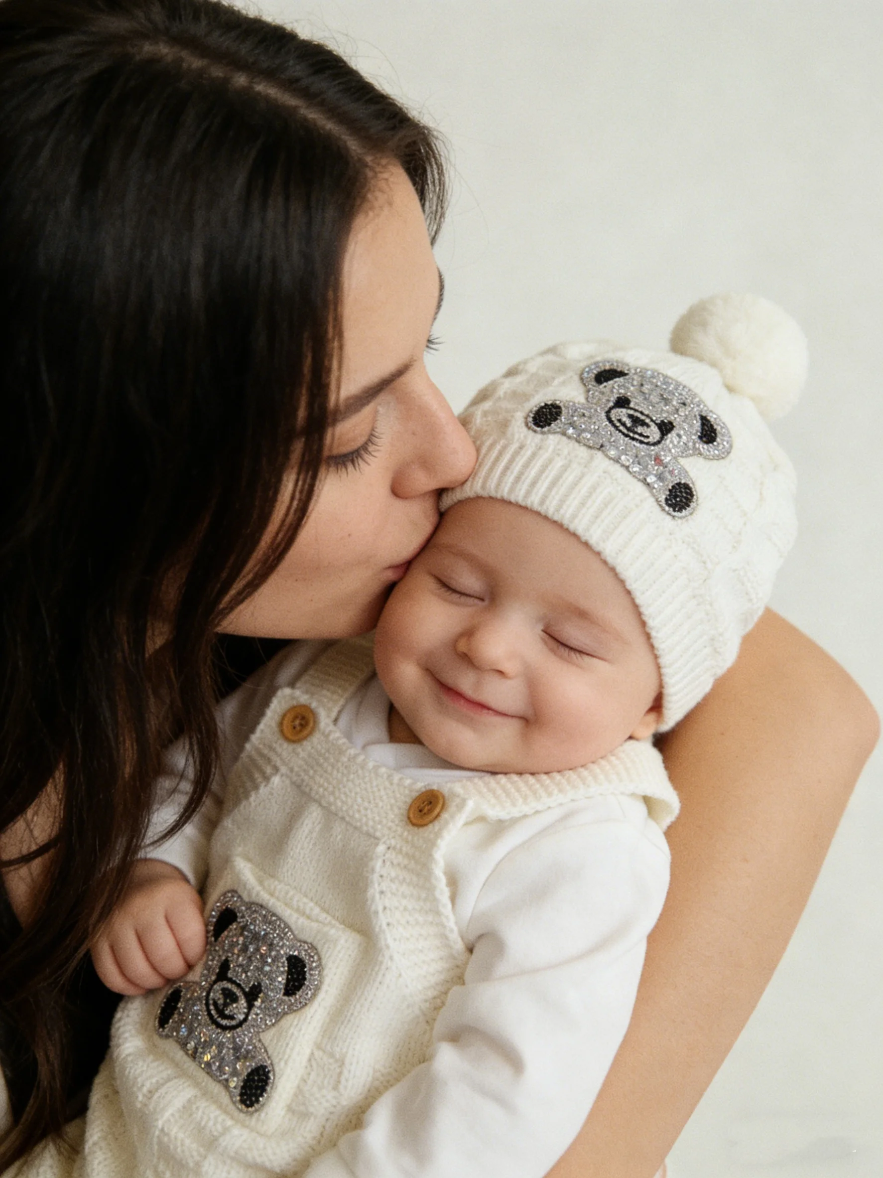 Conjunto de punto de bebé crema con mono y gorro de oso peluche suave - imagen 4