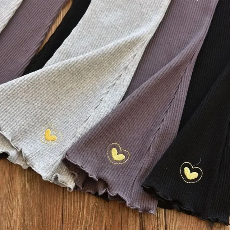 Leggings acampanados con bordado de corazón para niñas - imagen 3