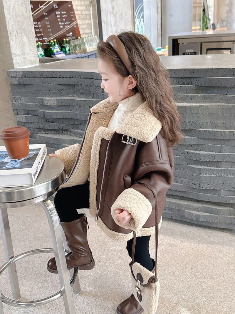 Modelo infantil con abrigo acolchado