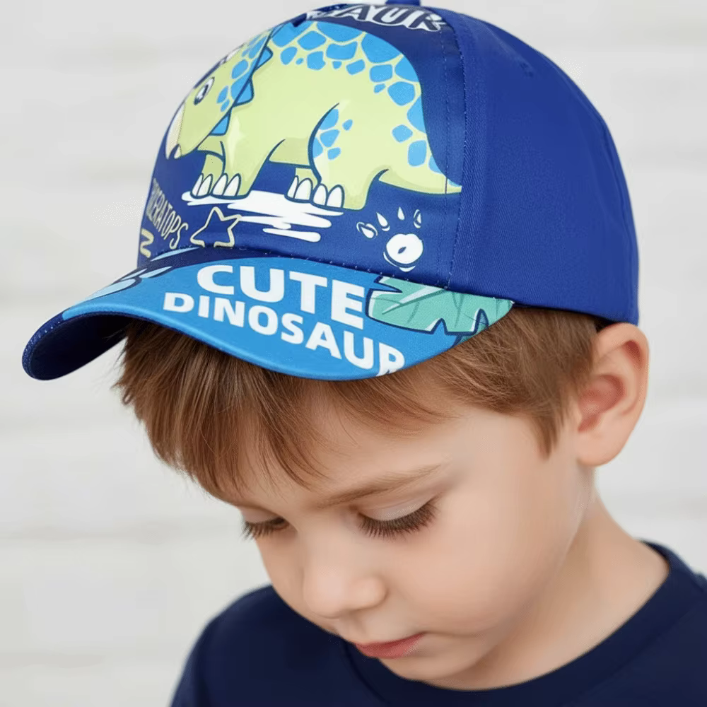 Vista lateral de la gorra infantil con cierre ajustable
