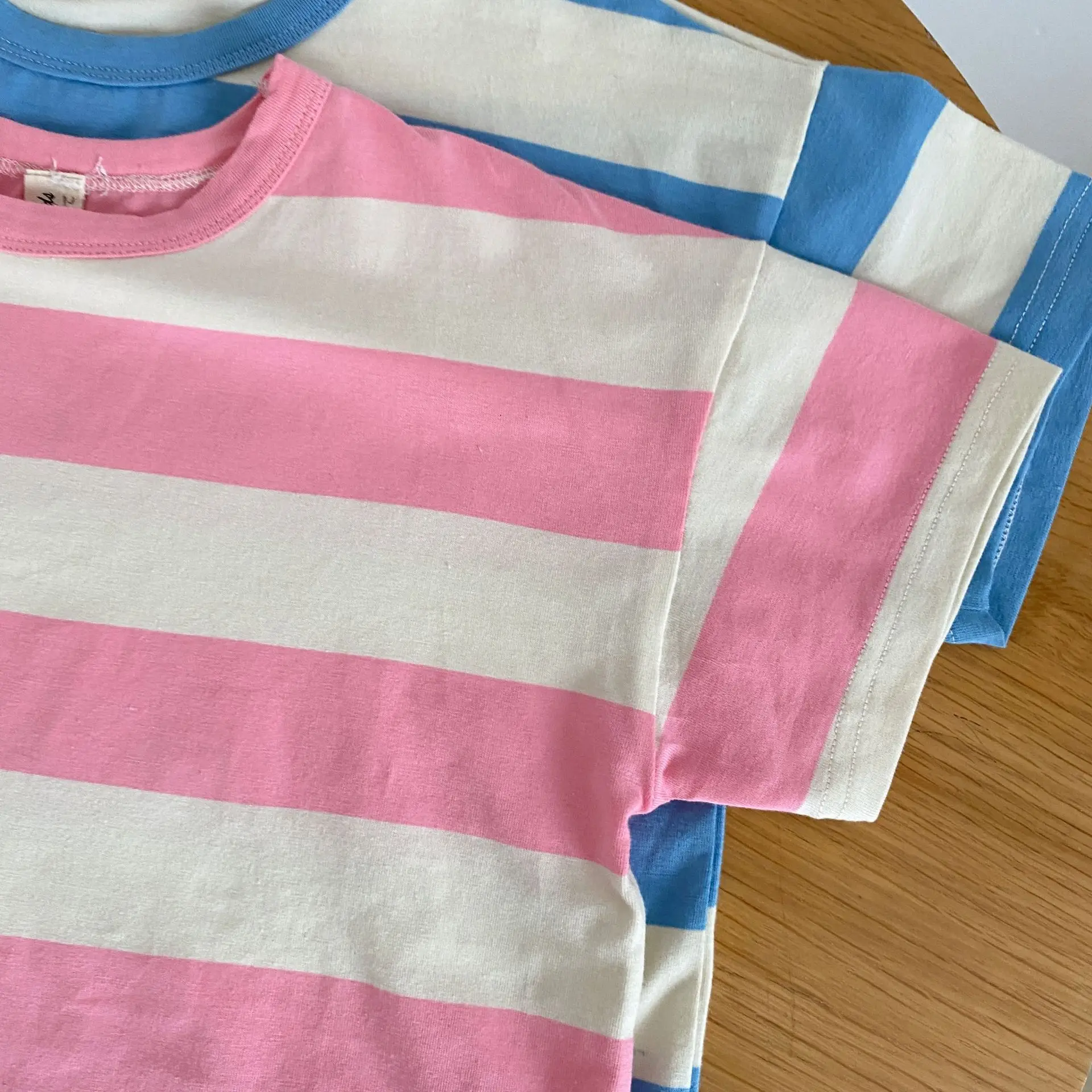 Camiseta a rayas grises estilo coreano